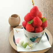 大粒のあまおう苺、果汁たっぷりのデコポンなど…。その時々に一番おいしい産地を選び、旬のフルーツを仕入れるこちらのお店。「本日入荷」「期間限定」のフルーツも登場するので、オーダー前にぜひチェックを。