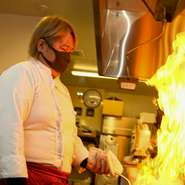 フランス料理や洋食を中心に腕を磨いた花岡さん。低温調理や真空調理の技法を用いて、素材本来の持ち味を最大限に引き出すのがモットーだとか。厳選した食材と真摯に向き合い、趣向を凝らした一皿に仕立てます。