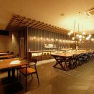 開放感あふれる店内には、大小さまざまなテーブル席が用意されています。自分へのご褒美ランチにも、まったりカフェタイムにもぴったり。アルコールメニューも用意されており、シーンに合わせて利用できます。