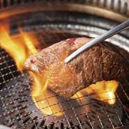 炎が包む、肉の旨み。
五感で味わう焼肉を、完全個室でゆっくりと。
