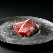 厳選したお肉は、店内で肉職人が全て手切りしています。自分へのご褒美に最適です。