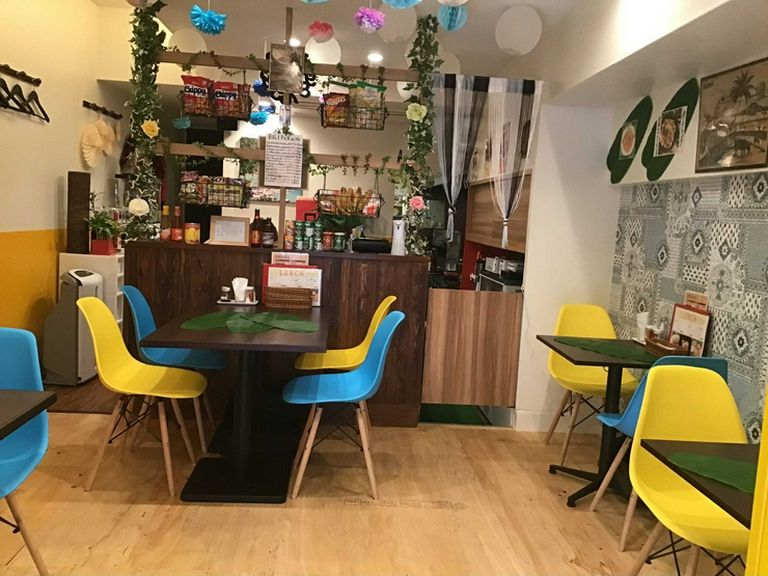 海外に居るかのような明るい店内