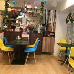 海外に居るかのような明るい店内