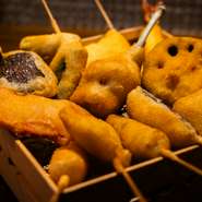 本場・大阪新天地で昭和4年に創業した老舗の製法を受け継ぎ、衣、ソース、揚げ油のすべてを手作りにこだわった本格串揚げが【串もがな】の魅力。サクサク衣の串揚げを、二度漬け禁止の旨みたっぷりソースでどうぞ。