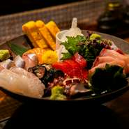 【串もがな】の海鮮は品質本位。古来から魚介類の宝庫と知られてきた伊勢湾・三河湾で水揚げされた新鮮そのものの素材が、市場直送で届きます。調理工程や管理、盛り付けにもこだわった高品位の海鮮を堪能して。