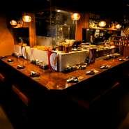 ゆったりくつろげる雰囲気の店内でも、一人でも気軽に利用できるカウンター席はくつろぎの特等席。料理人とのコミュニケーションも楽しみながら、本格串揚げや新鮮海鮮、逸品料理とお酒を味わえます。