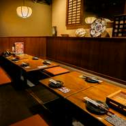 カーテンで仕切れば8名、つなげれば最大15名まで収容できる大きめサイズの個室は、足を伸ばしてゆったりとくつろげる掘りごたつタイプ。ファミリーから気の合う仲間同士の宴会まで、幅広いシーンで利用できます。