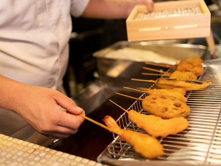 自慢の海鮮や串揚げを堪能できる宴会コースは飲み放題つき