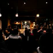 市場直送で鮮度自慢の刺身やこだわりの串揚げなど、【串もがな】の名物料理をお任せで楽しめる宴会コースも各種あり。時間制飲み放題つきになっているので、ゆったりと落ち着いて楽しめます。予約にて個室や貸切も。