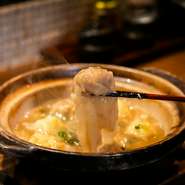 蛤を主役に、旨み染み出す真鯛の兜とともに土鍋にセット。こだわりの合わせ昆布出汁を注いで蒸しあげた、大胆な土鍋酒蒸しです。香り高い真鯛の旨みと、清く澄んだ出汁の蛤風味が絶妙なハーモニーを奏でてくれます。