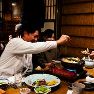 駅近という立地からも、気軽に立ち寄れる店を目指すという同店。訪れたゲストには「来た時よりも元気になって帰っていただきたい」という思いから、「また来たい」と思わせる心地よいもてなしで迎えてくれます。