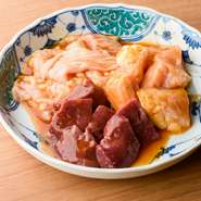 お肉をのせる食器には、石川県名産の伝統工芸「九谷焼」を使用。色彩豊かな絵が目にも楽しく、お肉を一層おいしそうに見せてくれます。どこか特別な雰囲気を感じさせてくれる焼肉をどうぞご堪能あれ。