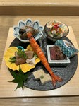 旬の食材を使った八寸です。
季節の移り変わりを存分に味わっていただける人気の一品。
手間暇かけて完成された美味をぜひ五感でお楽しみください。
※写真は一例です。