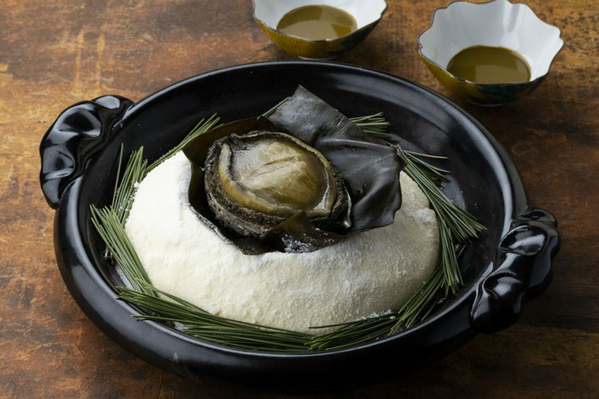 噛みしめるほどに贅沢な旨みが口の中に広がる『黒鮑の塩釜焼き』