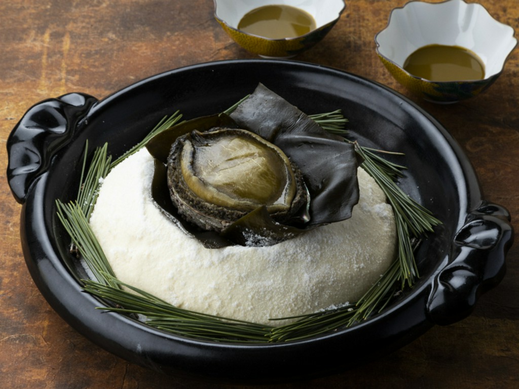 噛みしめるほどに贅沢な旨みが口の中に広がる『黒鮑の塩釜焼き』