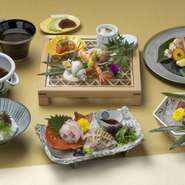 ■八寸　季節料理５種
■お造り　季節の鮮魚のお造り２種
■主菜　和牛料理と鮮魚の天婦羅
■お食事　宇和島鯛めし、赤だし、香の物