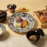 ■椀物　柚子香るイカ飛龍頭の椀
■八寸　・加賀太胡瓜の蟹身とイクラ
　　　　・地鶏むね肉の低温柔らか蒸し　梅肉
　　　　・海老と浅利の茶碗蒸し
■主菜　和牛ローストと天婦羅
■お食事　白米、赤だし、香の物