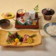 ■八寸　季節の小鉢３種　あしらい
■主菜　銀鱈の西京焼き、かつおのわら焼き
■お食事　白米、赤だし、香の物