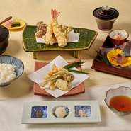 旬の素材を独自の香り高いごま油で揚げた逸品を
お楽しみください。
■八寸　季節の小鉢３種
■一の天婦羅　旬の野菜各種、鮮魚の変わり天婦羅
■二の天婦羅　穴子、海老二本、舞茸
■お食事　白米、赤だし、香の物
