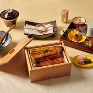 ■八寸　季節の小鉢３種
■うなぎ骨せんべえ
■うなぎ箱重（かば焼き）
■汁物、香の物
◆＋110円でひつまぶしが味わえる白だしと薬味
◆+300円で「赤だし→肝吸い」に変更できます
※ご予約特典「肝吸い」が無料