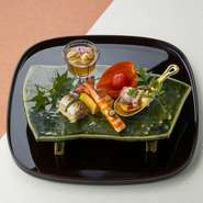 コースの内容は一例です。
その日の仕入れによって内容が変更になります。
お嫌いなもの、アレルギー等ございましたら事前にお申し付けくださいませ。

※コースのご予約・キャンセルは前日までとなっております。
下記の場合キャンセルはキャンセル料が発生いたします。
◆当日100％
◆前日又は１営業日　５０％
あらかじめご了承ください。
別途、サービス料１０％、個室ご希望の場合は個室代も頂戴しております。