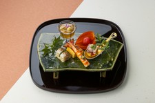 厳選した食材を熟練の技と真心をこめてお届けいたします。