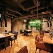 カフェを思わせるくつろぎの空間が広がるメインフロアは、焼肉店でありながら不快な煙とは無縁。壁面には店名の「うし」をモチーフにしたグリーンが飾られ、女子会やデート利用にもオススメです。