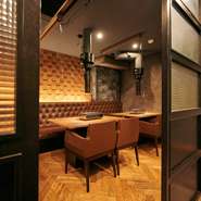 【焼肉 うしどし 新宿】には、趣の異なる2つのフロアが用意されています。店舗右手の扉を開けると、“離れ”のようなプライベート空間。ラグジュアリーな雰囲気が漂い、特別な日の食事にぴったりです。