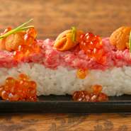 イタリア料理を皮切りに、フレンチの経験もある佐藤さん。A5ランクの黒毛和牛や贅沢な海の幸などを使用し、サプライズ感あふれる逸品を生み出します。宝石のように煌めく『ユッケ寿司』は、SNS映え間違いなし！