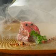 厳選したヒレ肉を使用し、低温調理で絶妙に火入れ。表面をサッと炙ったら、スモークの香りとともにゲストの元へ届けます。素材の旨みを引き立てるのは、こだわりの岩塩。赤ワインと楽しみたい一皿です。