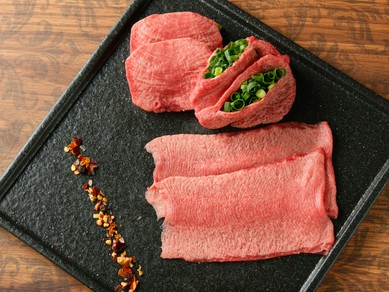 それぞれに異なる肉の旨みを楽しむ贅沢な一皿『タン食べ比べ』