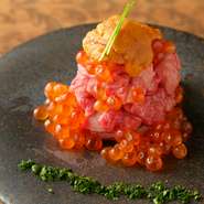 黒毛和牛の赤身肉を存分に楽しめる、目にも美しい一皿です。低温調理を駆使することにより、生肉のようなとろける食感を実現。キャビアやイクラの塩味と相まって、格別の味わいです。