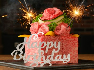 【うしどし】のエッセンスを詰め込んだ『豪華肉ケーキ』