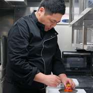 20年以上にわたって飲食業に携わり、イタリアンやフレンチの経験もある佐藤さん。日々の原動力は、ゲストに喜んでもらうことだそう。プロの目利きで素材を見極め、盛り付けにもこだわった一皿でもてなします。