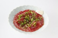 まぐろを一味変わった食べ方でどうぞ！！