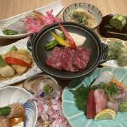 旬の食材をふんだんに使用した、和牛カルビ陶板焼きがメインのコースです。
アスパラのサーモン巻き、白身魚と茗荷の水菜サラダ、海老真丈と蕪の炊合せなど、全8品となっております。