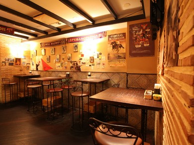 カウンターで気軽にスペイン料理を