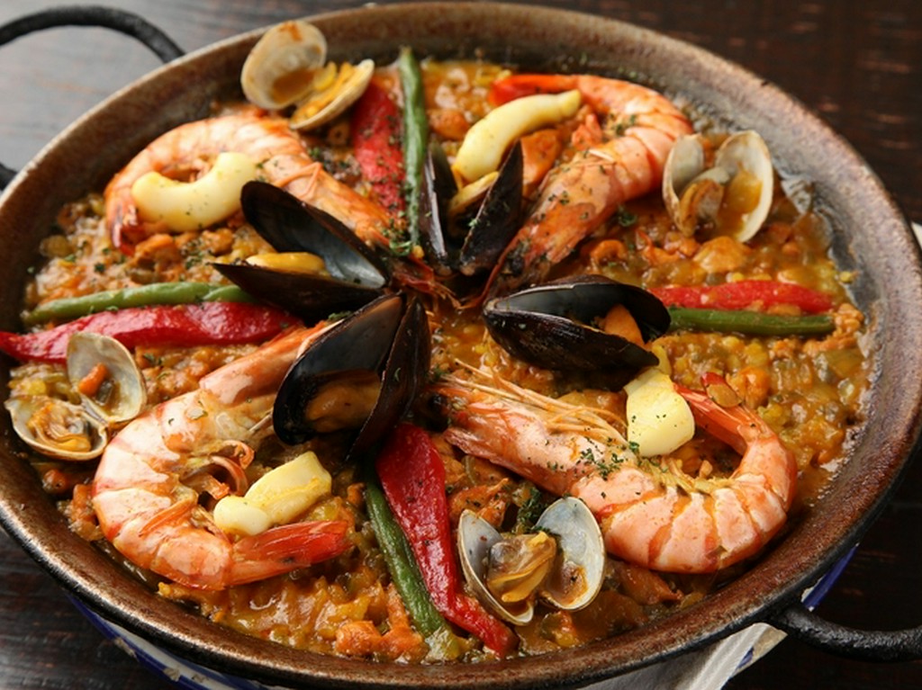 鶏肉と魚介のミックスパエリア