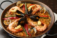 鶏肉と魚介のミックスパエリア