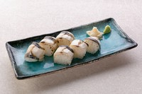 自家製〆鯖でつくる絶品の棒寿司。食べる直前に炙るので、鯖の香ばしい風味と旨みが口の中に広がります。