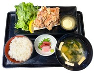 ジューシーな鶏もも肉を数種類のスパイスと調味料に24時間しっかりと漬け込み180℃の油でじっくりと仕上げます