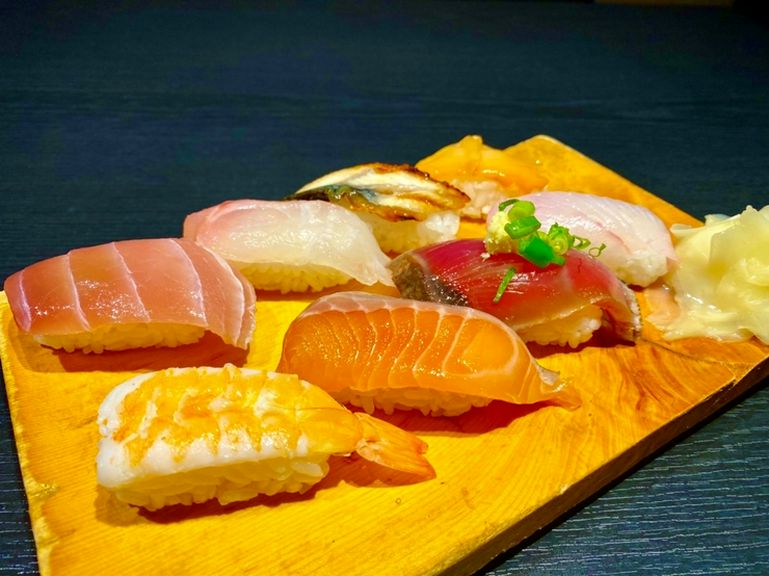 寿司1貫99円(税込106円)にて承っております。