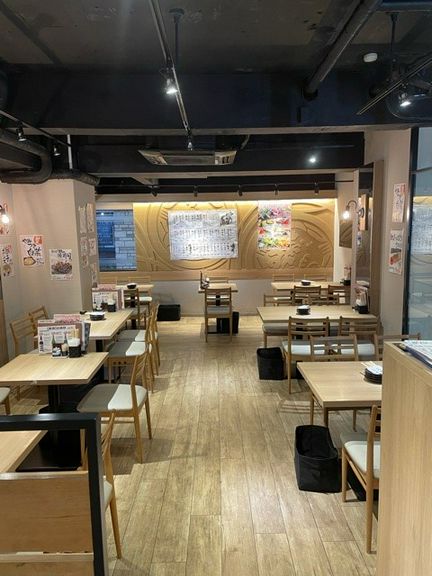 明るく広々とした店内