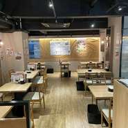 明るく広々とした店内