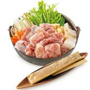 鶏もも肉を始め、特製の鶏つくね、白菜や水菜、ニラなど約12種類の野菜を使用。
全てのバランスを考えて一つの鍋に盛込んだ、まさに「江戸沢伝統のちゃんこ鍋」です。
※お鍋は1人前からご注文いただけます。