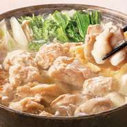 鶏もも肉を始め、特製の鶏つくね、白菜や水菜、ニラなど約12種類の野菜を使用。
全てのバランスを考えて一つの鍋に盛込んだ、まさに「江戸沢伝統のちゃんこ鍋」です。
※鍋は1人前からご注文いただけます。