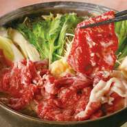 すき焼きは、牛肉と野菜を薄切りにして、自慢のだしで煮込んだ料理です。
国産牛を使用しており、日本伝統の鍋料理の一つで当店自慢となっております。
※鍋は1人前からご注文いただけます。
