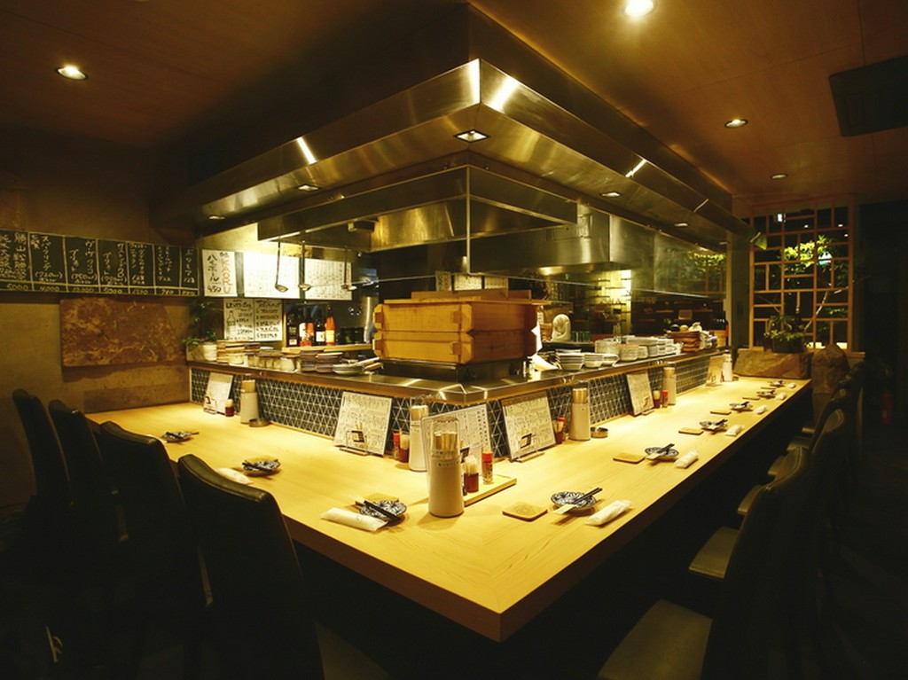 洗練されたモダンな雰囲気。「ネオ大衆酒場」で旬を味わう