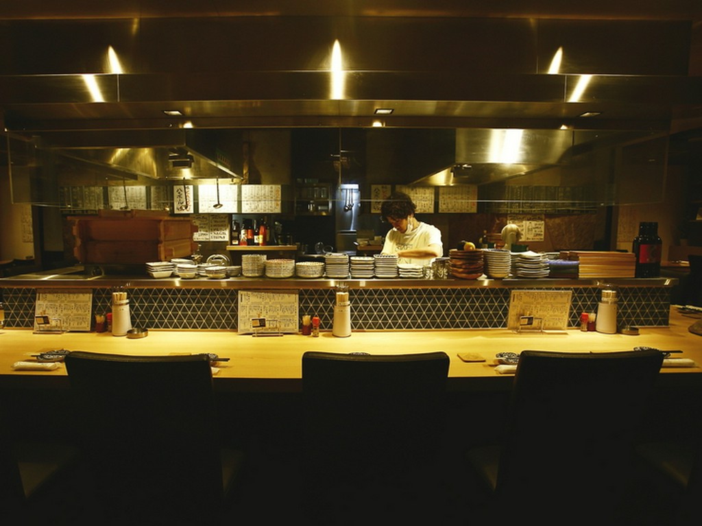 ビルの地下に佇む大人の隠れ家。横並びのカウンターデートに最適