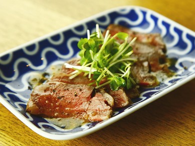 熊本県産味彩牛をつかった独自メニュー。トロっとした食感と濃厚な味わい『味彩牛ローストビーフ』